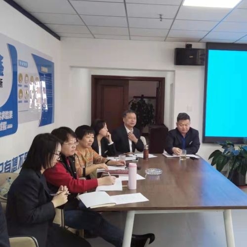 評委們認真打分，并做專業點評