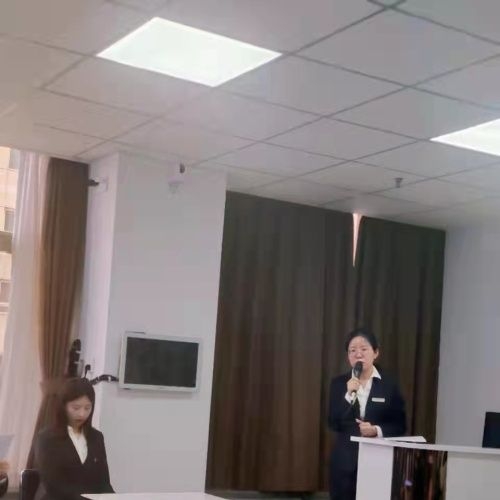 山西均鑫律師郝琴琴演講中