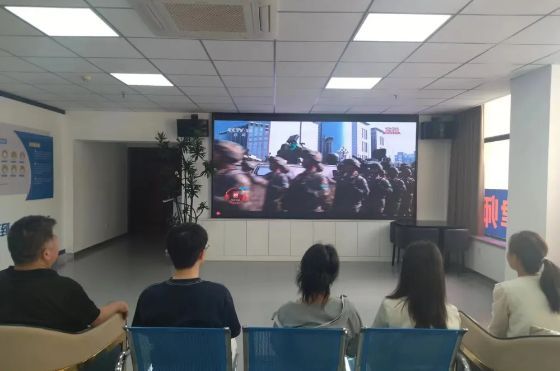 山西均鑫律師事務所共聚大屏,見證2025閱兵盛典